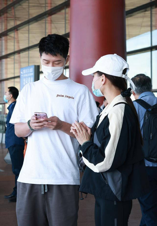 【bsports必一网页版】
何超莲窦骁示范运动穿搭 秋季穿得清爽有活力 时尚感一点不差(图4) 【bsports必一网页版】
何超莲窦骁示范运动穿搭 秋季穿得清爽有活力 时尚感一点不差(图4)