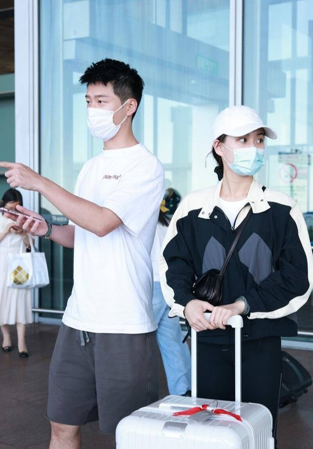 【bsports必一网页版】
何超莲窦骁示范运动穿搭 秋季穿得清爽有活力 时尚感一点不差(图6) 【bsports必一网页版】
何超莲窦骁示范运动穿搭 秋季穿得清爽有活力 时尚感一点不差(图6)