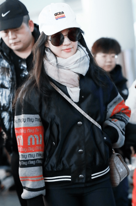 bsports必一网页版|
刘亦菲穿衣真随便 棒球服配瑜伽裤低调随性 气质全靠颜值撑(图5)