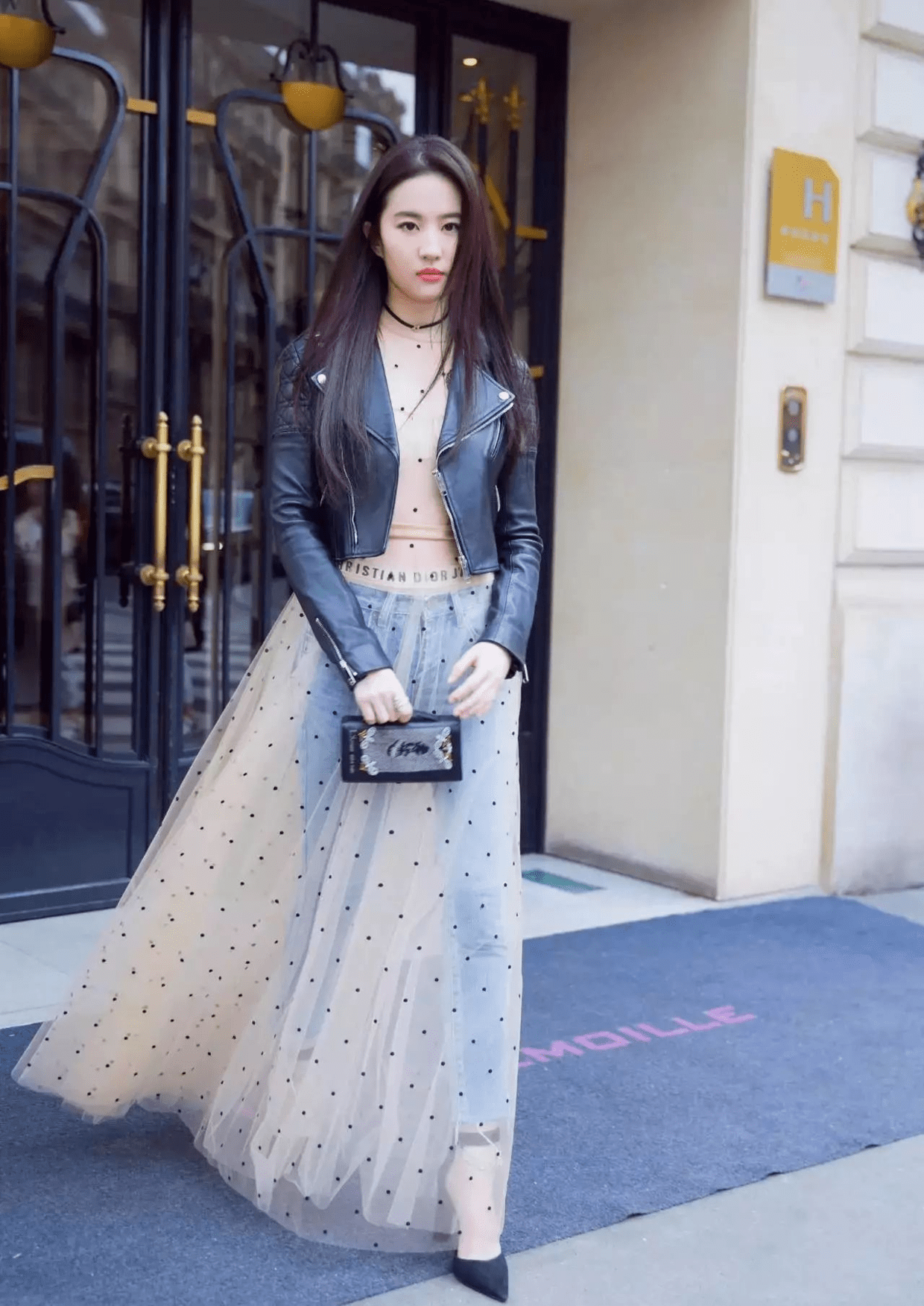 bsports必一网页版|
刘亦菲穿衣真随便 棒球服配瑜伽裤低调随性 气质全靠颜值撑(图12)