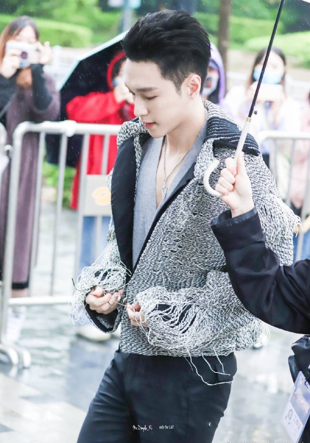 
大背头最能磨练男星颜值 肖战郑伊健你更为谁心动‘bsports必一网页版’(图12)