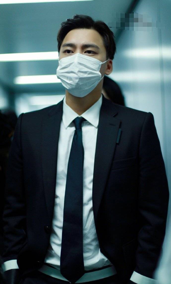 
大背头最能磨练男星颜值 肖战郑伊健你更为谁心动‘bsports必一网页版’(图15)